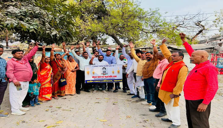 सीतापुर पत्रकार हत्याकांड को लेकर ग्रामीण पत्रकार एसोसिएशन के पत्रकारों ने एसडीएम को सौंपा 5 सूत्रीय मांगों का ज्ञापन