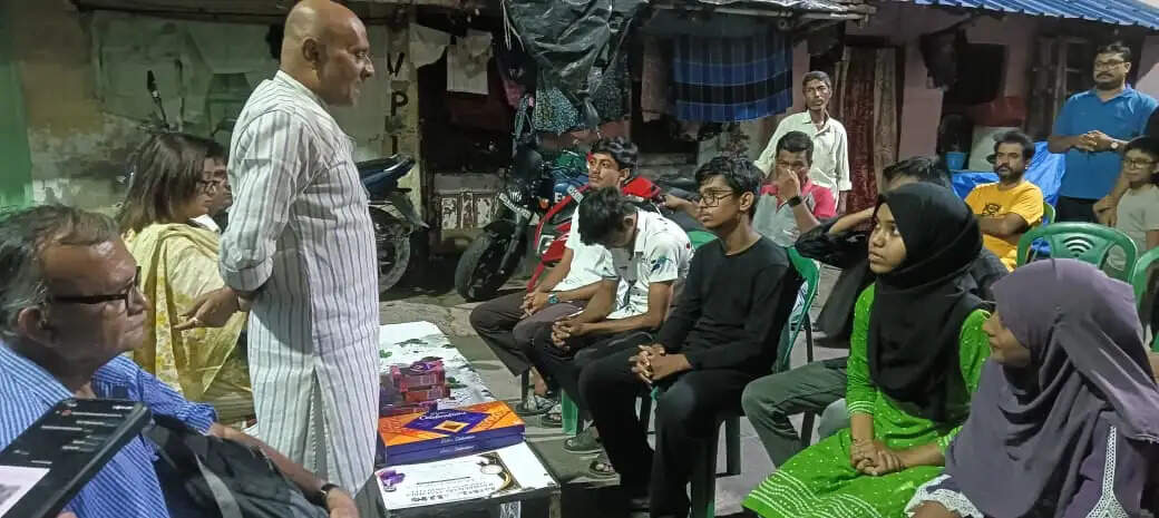 वार्ड 89 में कांग्रेस पार्टी ने मेधावी छात्रों को किया सम्मानित