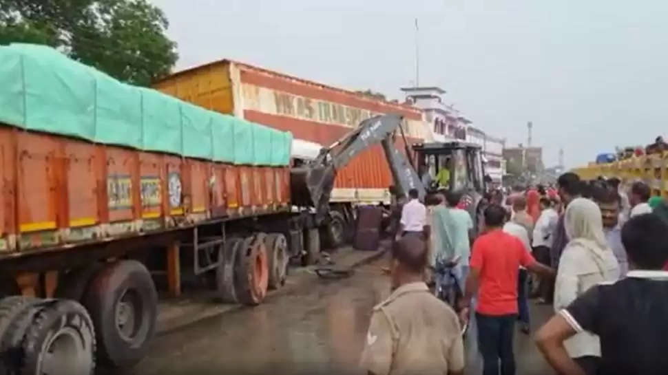 चंदौली: बेकाबू ट्रेलर ने NH-2 पर तीन वाहनों को मारी टक्कर