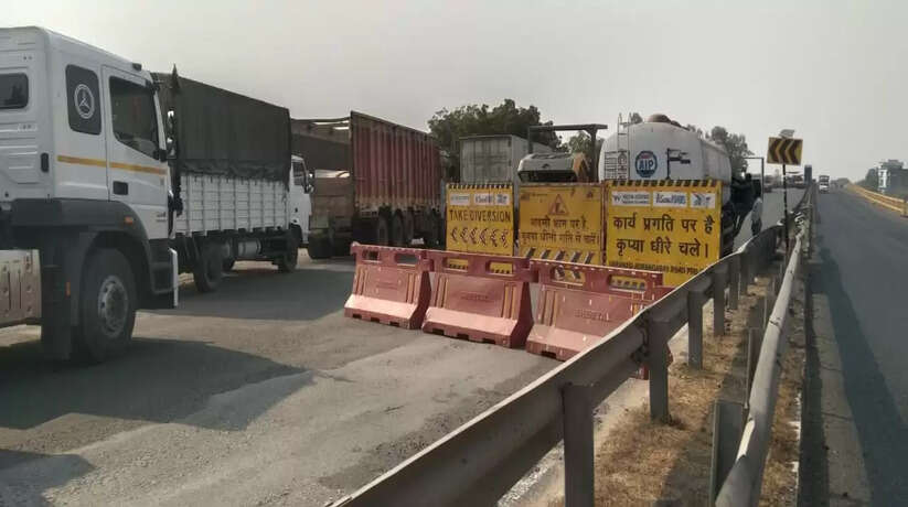 मोहनसराय नेशनल हाईवे ब्रिज पर हाईवे दुरुस्ती करण की वजह से लगा जाम