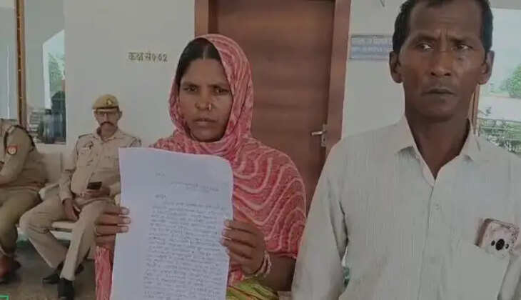 मकान निर्माण में बाधा का आरोप, डीएम से शिकायत लेकर पहुंचा पीड़ित परिवार