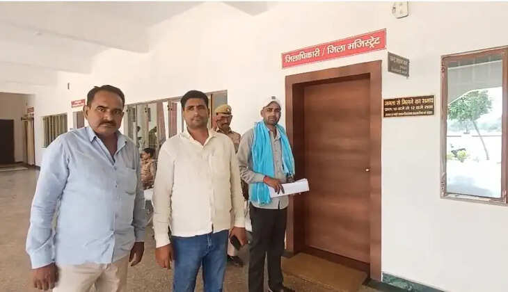 चहनिया के कैलावार में ग्राम सचिव के तबादले का विरोध, ग्रामीणों ने DM को सौंपा ज्ञापन