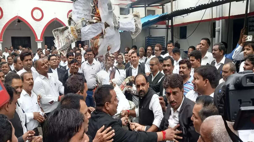 Ayodhya News: हापुड़ कांड के विरोध में अधिवक्ताओं ने किया पुतला दहन