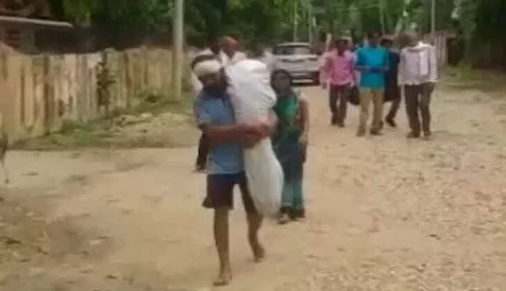प्रयागराज के srn हॉस्पिटल में एंबुलेंस ना मिलने पर पिता ने उठाई कंधे पर अपने बेटे की लाश