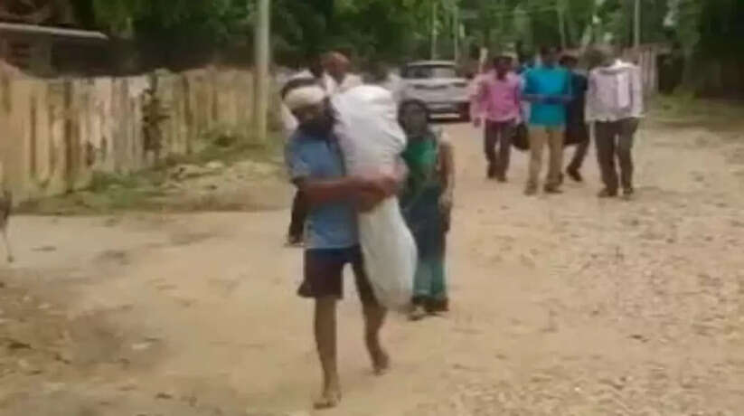 प्रयागराज के srn हॉस्पिटल में एंबुलेंस ना मिलने पर पिता ने उठाई कंधे पर अपने बेटे की लाश