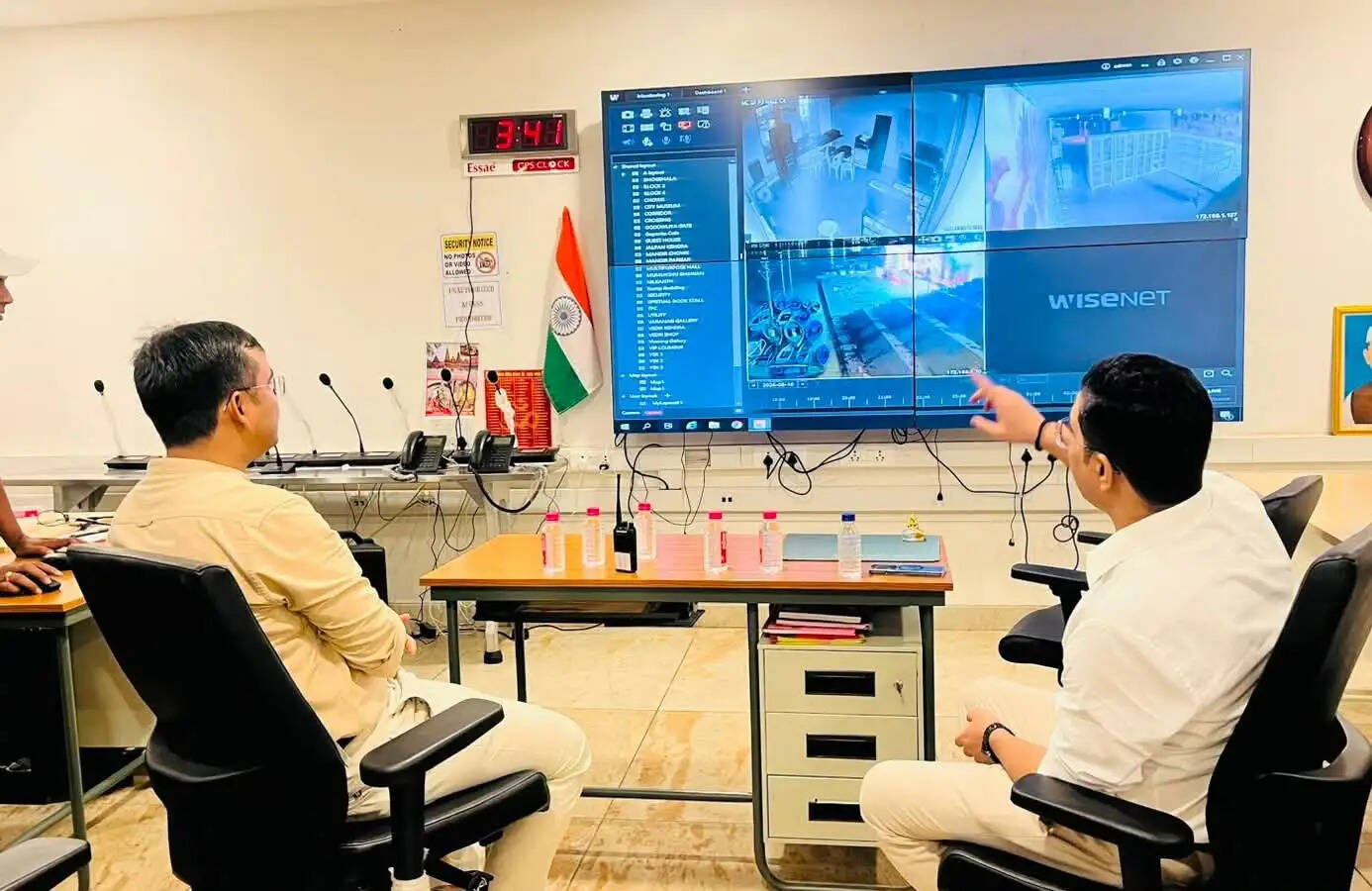 काशी विश्वनाथ धाम में उमड़ी आस्था की भीड़, डीएम ने संभाली व्यवस्थाओं की कमान