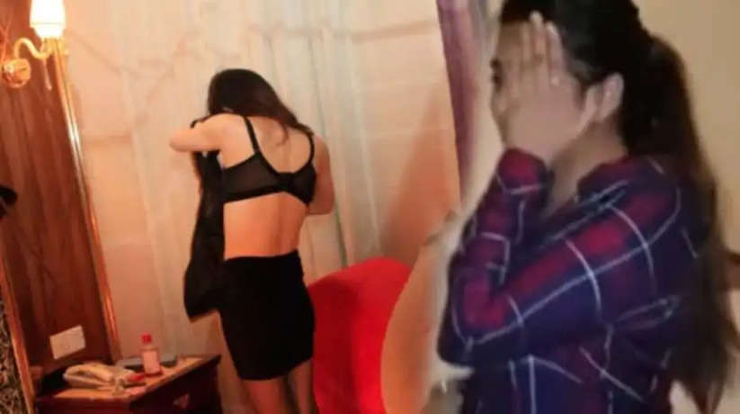 यूपी के इस नामी होटल में सेक्स रैकेट का भंडाफोड़, पुलिस ने युवक-युवतियों को लिया हिरासत में