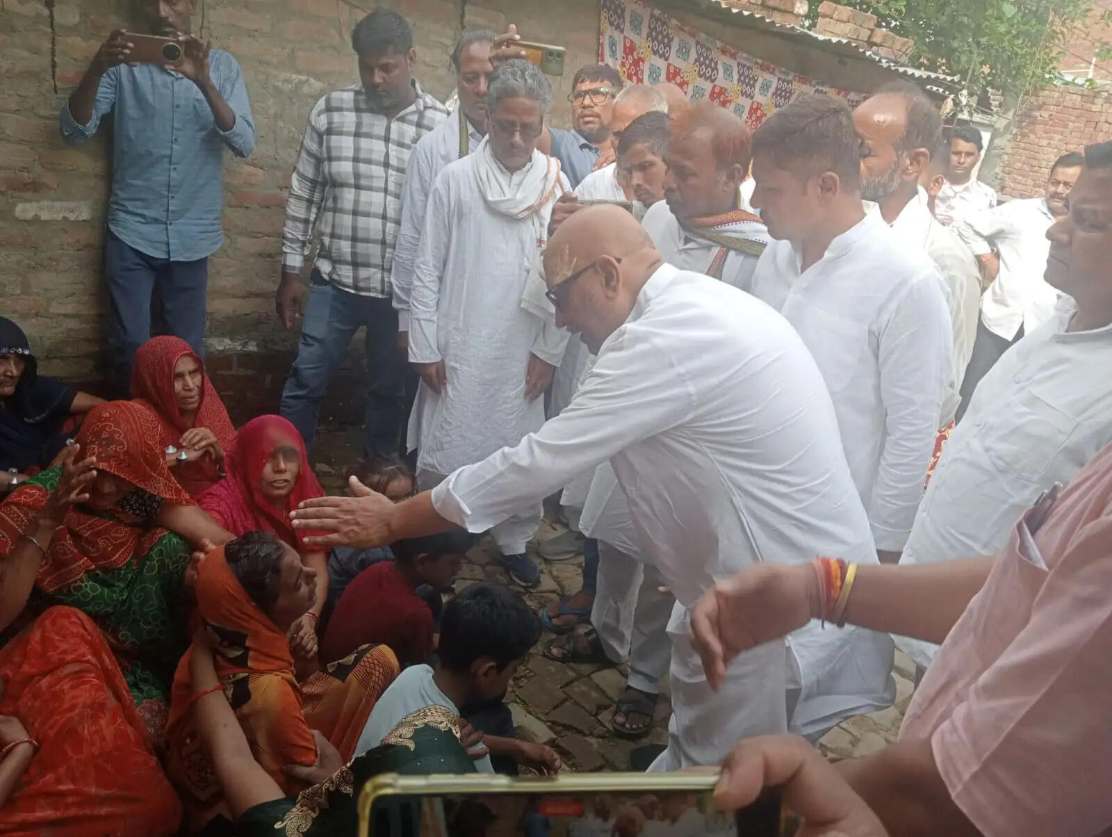 अजय राय ने कहा कि मजदूरी कर परिवार का भरण-पोषण करने वाले एक श्रमिक की इस तरह हादसे में मौत बेहद दुखद और दुर्भाग्यपूर्ण है। उन्होंने कहा कि पीड़ित परिवार को न्याय मिलना चाहिए और घटना की जिम्मेदारी तय करते हुए सरकार को तत्काल प्रभाव से उचित एवं सम्मानजनक मुआवजा देना चाहिए।