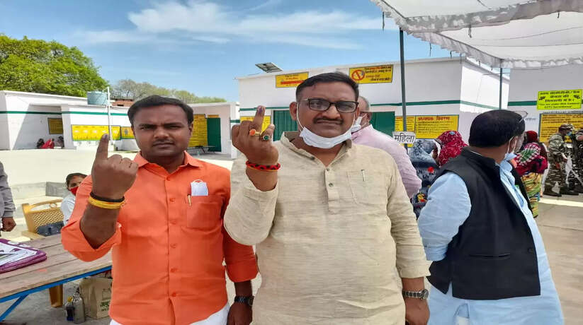 चंदौली: पूर्व जिला पंचायत अध्यक्ष छत्रबली सिंह व वर्तमान जिला पंचायत अध्यक्ष ने किया मतदान