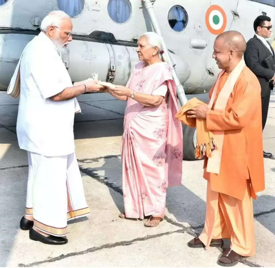 वाराणसी में नए लुक में दिखे पीएम नरेंद्र मोदी