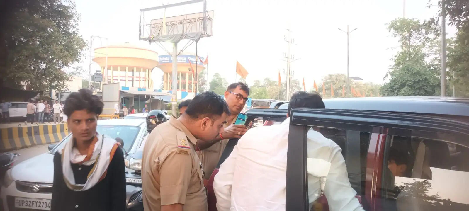 Varanasi News: कज्जाकपुरा तिराहे पर पुलिस की सघन वाहन चेकिंग, कई वाहनों का चालान