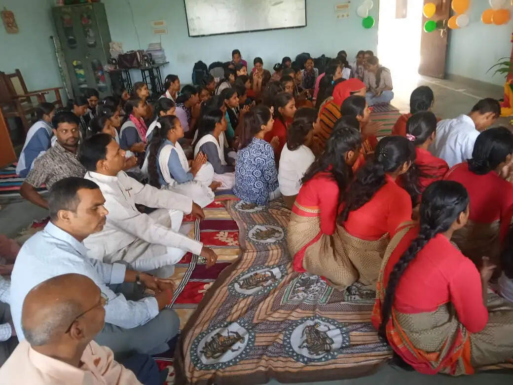 खजनी के महाविद्यालय में मां जगदंबा पूजन, भजन-कीर्तन के बाद हुआ प्रसाद वितरण