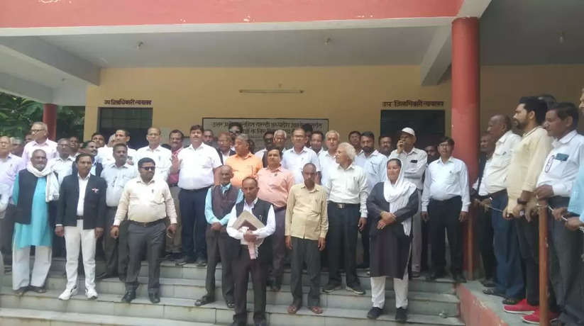 Ayodhya News: बीकापुर के अधिवक्ताओं ने जुलूस निकालकर महामहिम राज्यपाल को संबोधित ज्ञापन एसडीएम बीकापुर को सौपा