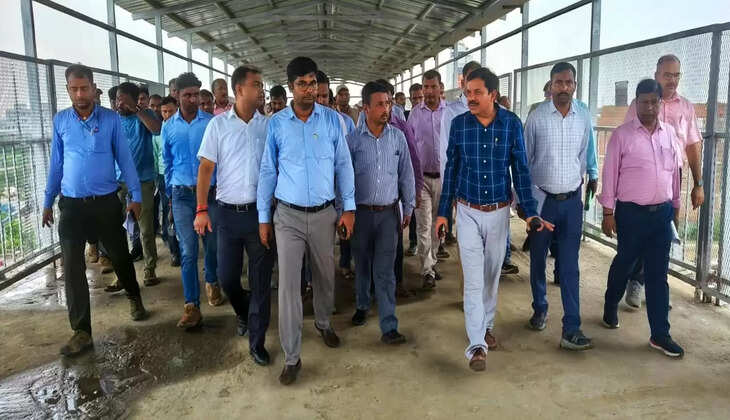 Varanasi News: पूर्वोत्तर रेलवे के अपर महाप्रबन्धक &nbsp;दिनेश कुमार सिंह &nbsp;ने आज गोरखपुर-छपरा &nbsp;खण्ड का विण्डो ट्रेलिंग, छपरा &nbsp;स्टेशन एवं यार्ड का &nbsp;निरीक्षण किया