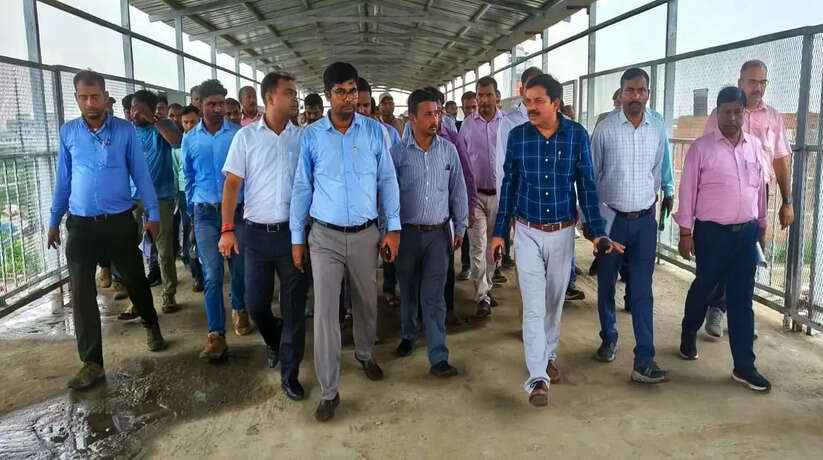 Varanasi News: पूर्वोत्तर रेलवे के अपर महाप्रबन्धक  दिनेश कुमार सिंह  ने आज गोरखपुर-छपरा  खण्ड का विण्डो ट्रेलिंग, छपरा  स्टेशन एवं यार्ड का  निरीक्षण किया