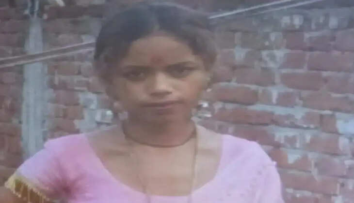पिपराइच में नवविवाहिता की संदिग्ध मौत, शादी के दो माह बाद फंदे से लटका मिला शव, जांच में जुटी पुलिस गोरखपुर। जिले के पिपराइच थाना क्षेत्र के खुरहूरिया गांव में शादी के महज दो माह बाद एक नवविवाहिता की संदिग्ध परिस्थितियों में मौत हो गई। रविवार सुबह महिला का शव घर में फंदे से लटका मिलने के बाद इलाके में सनसनी फैल गई। सूचना मिलते ही पुलिस मौके पर पहुंची और शव को कब्जे में लेकर पोस्टमार्टम के लिए भेज दिया। मामले की जांच जारी है।   रात में हुआ था पति-पत्नी के बीच विवाद जानकारी के अनुसार, मृतका मुस्कान, पत्नी जितेंद्र, की शादी करीब दो महीने पहले हुई थी। बताया जा रहा है कि शनिवार रात पति-पत्नी के बीच किसी बात को लेकर विवाद हुआ था। विवाद की जानकारी मिलने पर मुस्कान की मां ने दोनों को समझाकर मामला शांत कराया था।  हालांकि, रविवार सुबह करीब आठ बजे मुस्कान के फंदे से लटके होने की सूचना मिली। परिजन उसे तत्काल सामुदायिक स्वास्थ्य केंद्र पिपराइच ले गए, जहां चिकित्सकों ने उसे मृत घोषित कर दिया।    मायके पक्ष ने लगाया प्रताड़ना का आरोप मृतका के मायके वालों ने ससुराल पक्ष पर गंभीर आरोप लगाए हैं। मुस्कान की मां का कहना है कि शादी के बाद से ही उसकी बेटी को सास कौशल्या, पति जितेंद्र और देवर दीपक द्वारा मानसिक और शारीरिक रूप से प्रताड़ित किया जाता था।  परिजनों का आरोप है कि लगातार हो रही प्रताड़ना से परेशान होकर मुस्कान ने यह कदम उठाया। उन्होंने मामले में दोषियों के खिलाफ सख्त कार्रवाई की मांग की है।    अस्पताल परिसर में धरने पर बैठे परिजन घटना के बाद आक्रोशित परिजन सामुदायिक स्वास्थ्य केंद्र परिसर में शव के साथ धरने पर बैठ गए। उन्होंने आरोपियों की तत्काल गिरफ्तारी और निष्पक्ष जांच की मांग करते हुए कहा कि जब तक ठोस कार्रवाई का आश्वासन नहीं मिलेगा, तब तक वे धरना समाप्त नहीं करेंगे।    पोस्टमार्टम रिपोर्ट के बाद होगी स्थिति स्पष्ट   थाना प्रभारी विवेक त्रिवेदी ने बताया कि मामले की जांच की जा रही है। मौत के वास्तविक कारणों का पता पोस्टमार्टम रिपोर्ट आने के बाद ही चल सकेगा। साथ ही, मायके पक्ष द्वारा लगाए गए सभी आरोपों की गंभीरता से जांच की जा रही है।    पुलिस का कहना है कि जांच में जो भी तथ्य सामने आएंगे, उनके आधार पर आगे की विधिक कार्रवाई की जाएगी।