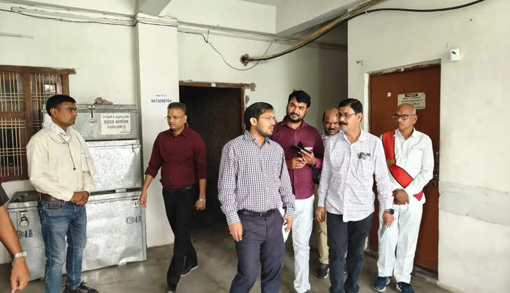 Chandauli News: डीएम ने किया विद्युत कंट्रोल रूम का निरीक्षण, 24&times;7 निगरानी व्यवस्था मजबूत करने के निर्देश