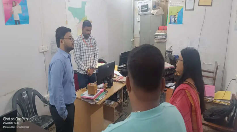 Varanasi News: वाराणसी में नगर आयुक्त ने किया कार्यालय का निरीक्षण