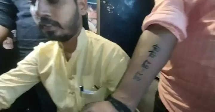 प्रधानमंत्री नरेंद्र मोदी के जन्मदिन पर काशी के युवाओं पर चढ़ा टैटू का क्रेज, बनवाया मोदी का टैटू