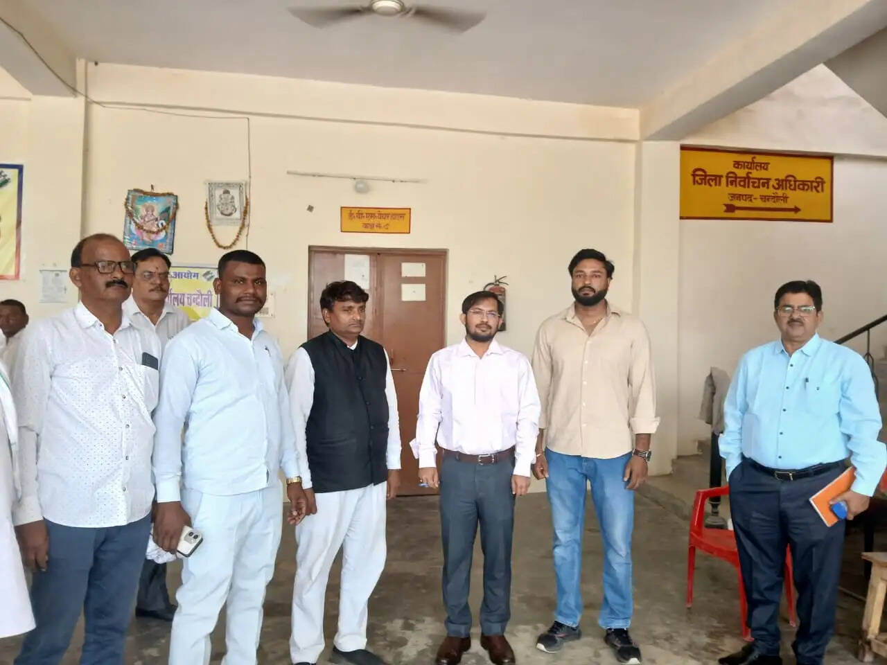 Chandauli News: ईवीएम वेयरहाउस का जिलाधिकारी ने किया मासिक निरीक्षण, सुरक्षा व्यवस्थाओं का लिया जायजा