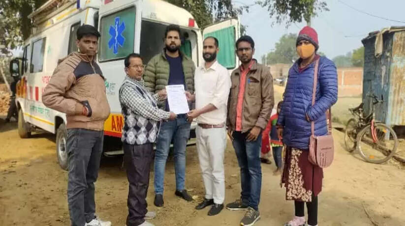 चंदौली में 4 महीने से मेडिकल कैंप लगाकर नि:शुल्क सेवा दे रहे चिकित्सक व उनकी टीम को ग्राम प्रधान प्रतिनिधि राजेश ने दिया प्रोत्साहन पत्र