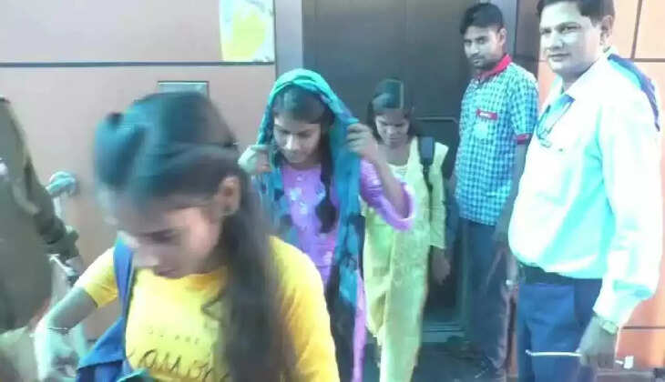 वाराणसी कैंट स्टेशन के लिफ्ट में फंसी रहीं छात्राएं, इस तरह से किया गया रेस्क्यू