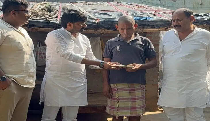 छप्पर के मकान में रह रहे गरीब परिवार को मिला 51 हजार रुपये का सहयोग