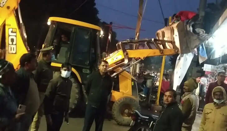 एसीएम रोहित मौर्य लेखा अधिकारी नगर निगम अमरेश रहे मौजूद