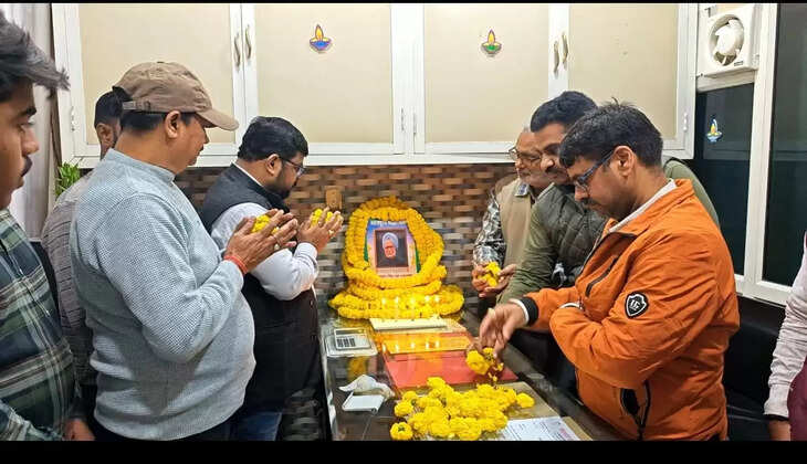 बनारस टूरिस्ट ट्रांसपोर्ट एसोसिएशन ने अपने कार्यालय में पूर्व प्रधानमंत्री स्वर्गीय डॉ मनमोहन सिंह को श्रद्धांजलि 