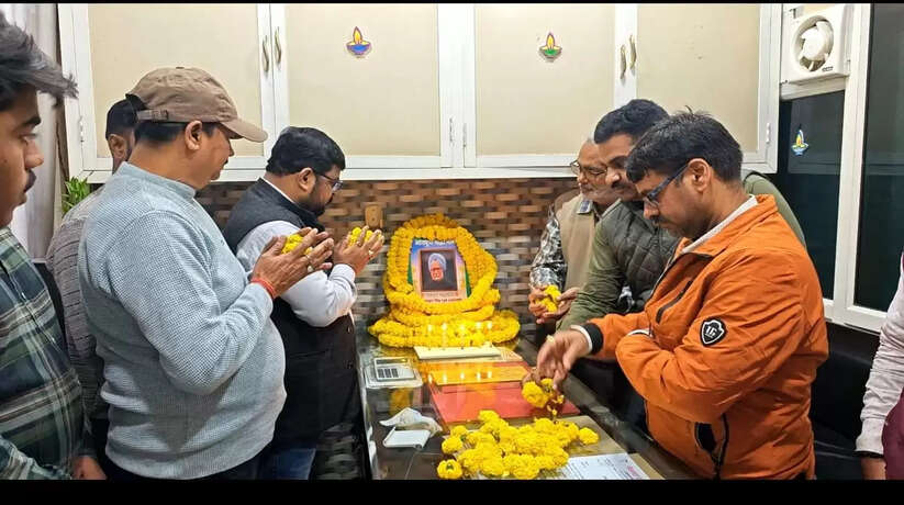 बनारस टूरिस्ट ट्रांसपोर्ट एसोसिएशन ने अपने कार्यालय में पूर्व प्रधानमंत्री स्वर्गीय डॉ मनमोहन सिंह को श्रद्धांजलि