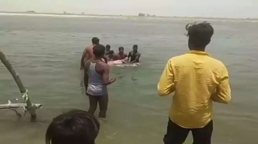 गंगा में डूबने से दो श्रद्धालुओं की मौत, स्नान करते वक़्त हुआ हादसा जौनपुर से दर्शन करने आए थे श्रद्धालु।