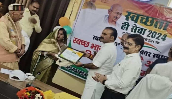 Chandauli news: ग्राम प्रधान को उत्कृष्ट कार्यों के लिए मिला सम्मान, जनसेवा में अनवरत प्रयास