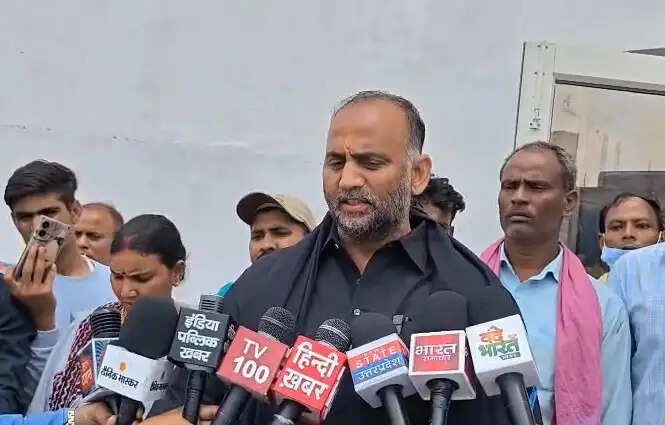 उन्होंने मेडिकल कॉलेज में कथित भ्रष्टाचार के खिलाफ सोमवार से धरना-प्रदर्शन के माध्यम से आंदोलन शुरू करने की बात कही।