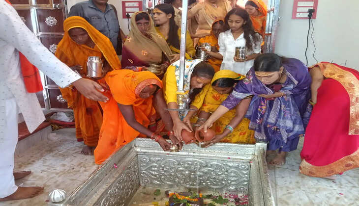 चंदौली के धानापुर स्थित नरौली गंगा घाट पर सावन के पहले दिन हजारों कांवरियों ने गंगा स्नान कर जल भरा और विश्वेश्वर महादेव मंदिर में जलाभिषेक किया। ब्लॉक प्रमुख अजय सिंह ने भी श्रद्धालुओं के साथ यात्रा में भाग लिया।