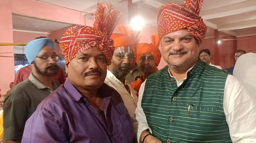 Ayodhya News: अयोध्या के दो दिग्गज महारथियों का संकटमोचन सेना ने किया सम्मान