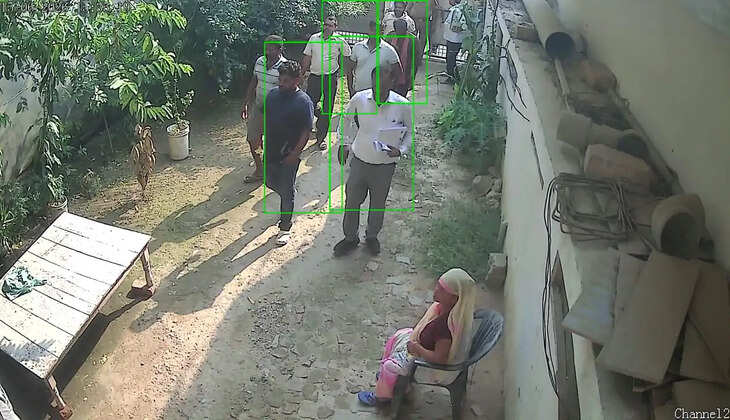 &nbsp;गोरखपुर में मकान कब्जाने की कोशिश का आरोप, पीड़िता ने डीएम से लगाई न्याय की गुहार