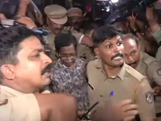 पुलिस के अनुसार, वीडियो में कथित तौर पर यह भी कहा गया कि प्रदर्शनकारियों को हटाने के लिए पुलिस बल का इस्तेमाल किया जा सकता है और इसमें लोगों के घायल होने या जान जाने की स्थिति भी बन सकती है।