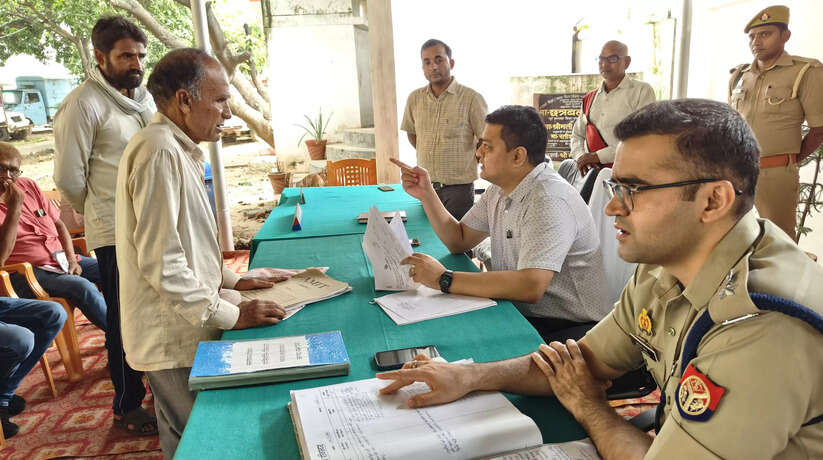 चन्दौली में थाना समाधान दिवस पर जिलाधिकारी व पुलिस अधीक्षक ने सुनी फरियादियों की समस्याएं