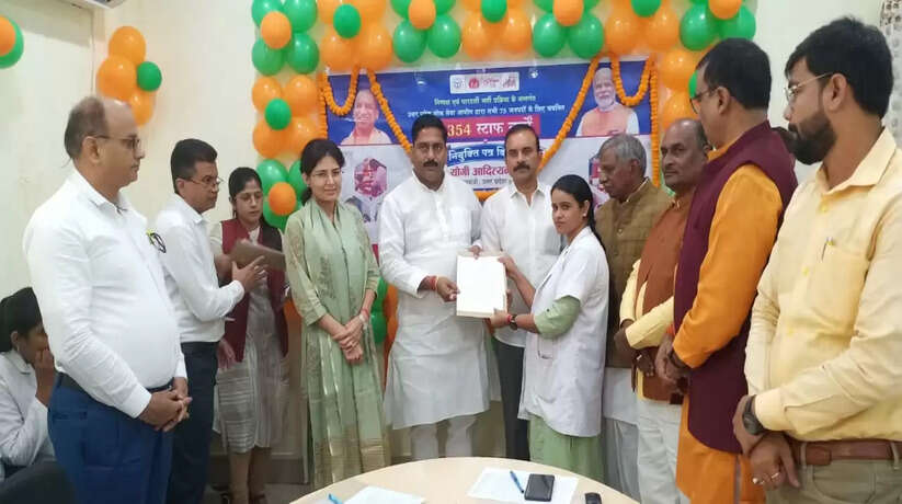 चन्दौली में 12 Staff नर्सों को सौंपा गया नियुक्ति पत्र