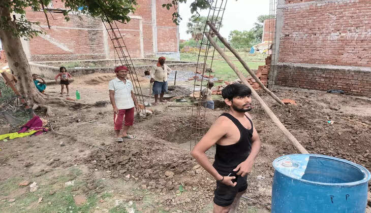 Varanasi News: कोनिया में गली घेर कर दबंग करा रहा है अवैध निर्माण,&nbsp;शिकायत के बाद भी निर्माण कार्य जारी क्षेत्र में आक्रोश
