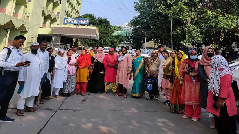 मिर्जापुर के आधुनिकीकरण शिक्षकों की टीम राजधानी में करती रही संघर्ष, मिला सिर्फ आश्वाशन