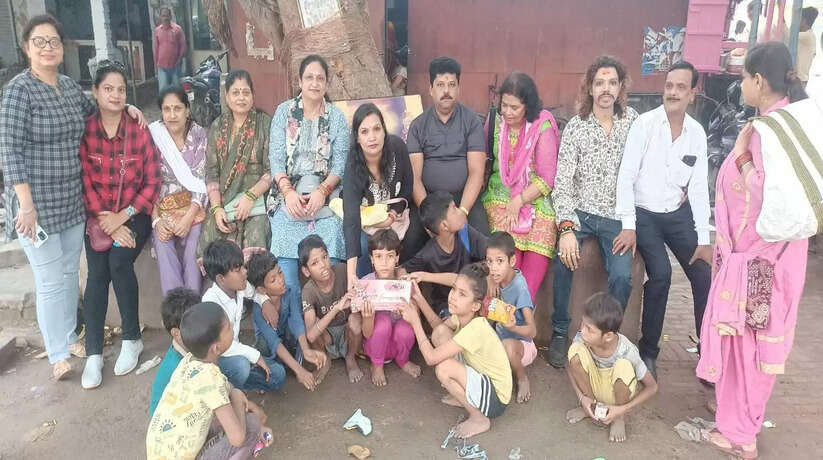 वाराणसी में हेल्पिंग हैंड्स टीम द्वारा रवींद्र पुरी स्थित काली माता मंदिर के पास जरूरतमंद बच्चों को पटाखे, फुलझड़ी, फल व मिठाई का वितरण