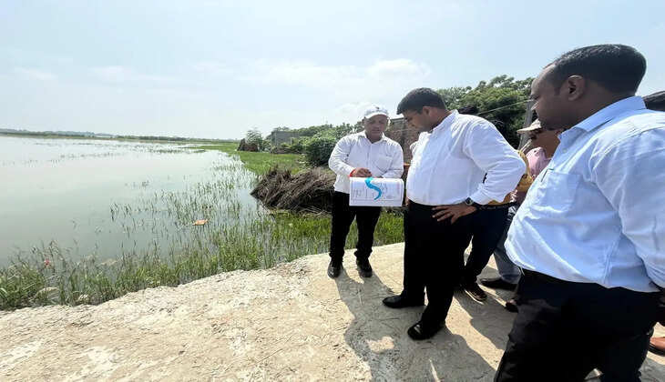 Gorakhpur DM Deepak Meena, Chautisa News, Gorakhpur Flood News, Chautisa Flood Inspection, Deepak Meena Gorakhpur, Gola Tehsil News, Gorakhpur District Administration, Flood Affected Areas Gorakhpur, Rajesh Tripathi, Gorakhpur Latest News