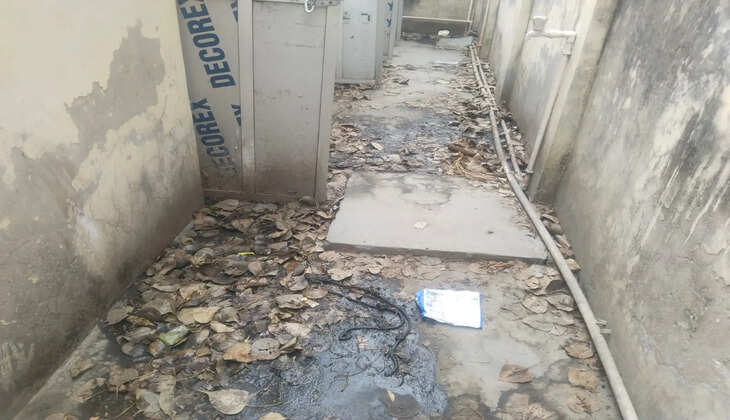 तहसील परिसर में लगा है गंदगी का अंबार, जमा हुआ कूड़ो का ढेर