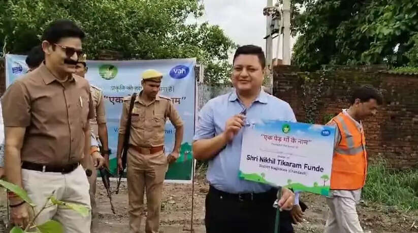 चंदौली में हाइवे किनारे लगाए जाएंगे तीन हजार पौधे, डीएम ने पौधरोपण कर अभियान का किया आगाज, NHAI करेगा 55 हजार पौधारोपण