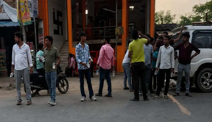 47&deg;C की तपिश में इंसानियत की ठंडी छांव: आकाश पांडे ने सैकड़ों ग्रामीणों को बांटी पानी की बोतलें&nbsp;