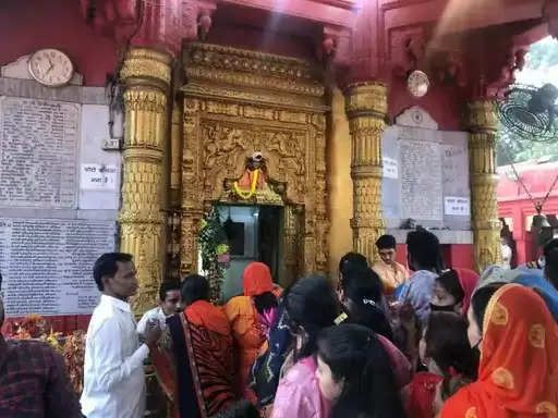 काशी के दुर्गाकुंड मंदिर में माँ कुष्मांडा की झलक पाने के लिए भक्तों का उमड़ा जन सैलाब vbgf