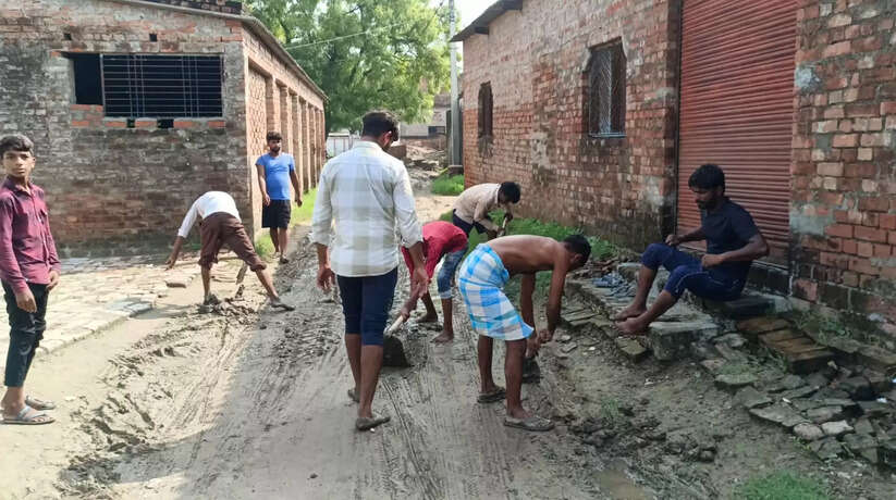 चौबेपुर क्षेत्र के बनकट गांँव मुहर्रम पर्व को देखते हुये बच्चों ने किया रास्ते का साफ-सफाई, सफाईकर्मी नदारत