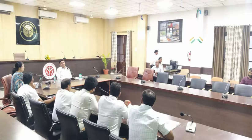 Prayagraj news: Review meeting on disposal of pending complaints on IGRS portal under the chairmanship of District Magistrate