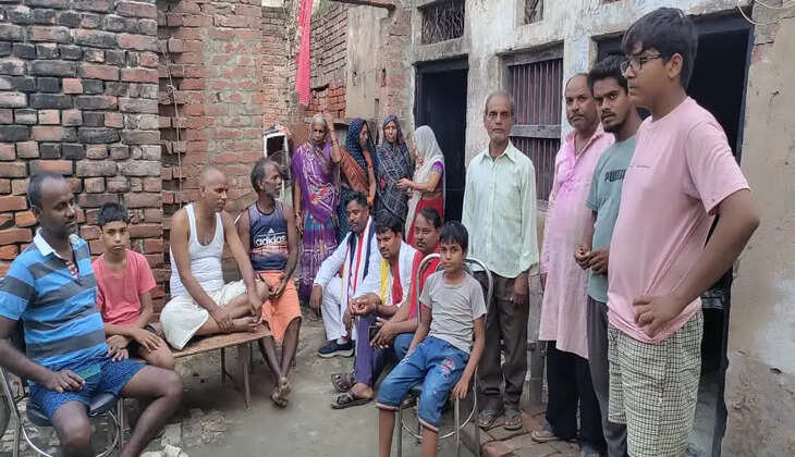 चंदौली के धानापुर क्षेत्र के हेतमपुर गांव में करंट लगने से 38 वर्षीय किसान संदीप विश्वकर्मा की मौत हो गई। लोक जन सोशलिस्ट पार्टी के जिलाध्यक्ष भोलानाथ विश्वकर्मा ने परिवार से मिलकर आर्थिक सहायता दिलाने का भरोसा दिया।